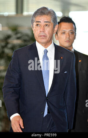 Tokyo, Japon. 2e oct, 2018. Le ministre de la Défense nouvellement nommé Takeshi Iwaya, 61 ans, arrive au cabinet du premier ministre à Tokyo le mardi 2 octobre 2018, en tant que premier ministre Shinzo Abe remanie son cabinet pour le début de son troisième mandat de trois ans. Credit : Natsuki Sakai/AFLO/Alamy Live News Banque D'Images