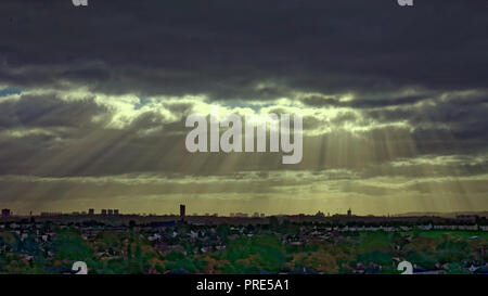 Glasgow, Ecosse, Royaume-Uni. 2e oct, 2018. Météo britannique. Dieu rayons X ou rayons crépusculaires au-dessus du nord au sud de la ville de West End de Glasgow à l'Est. Credit : Gérard ferry/Alamy Live News Banque D'Images