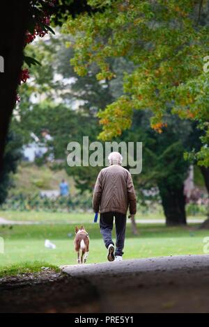 Hastings, East Sussex, UK. 2e oct, 2018. Météo Royaume-uni météo automnale : et une légère brise dans l'air et pluies abondantes prévues plus tard comme un peu de gens, faites une promenade autour d'Alexandra Park. © Paul Lawrenson, 2018 Crédit photo : Paul Lawrenson / Alamy Live News Banque D'Images