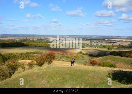 Pegsdon, UK. 06Th Oct, 2018. Une femme en marche dans la belle Pegsdon Hills et Hoo peu Nature réserver un endroit populaire avec des coureurs près du village de Pegsdon, Hertfordshire, Angleterre. Crédit : Martin Parker/Alamy Live News Banque D'Images