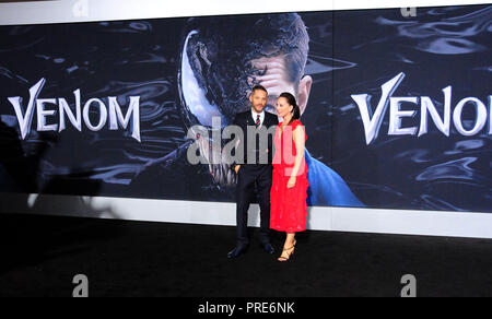 WESTWOOD, CA - 01 OCTOBRE : l'acteur Tom Hardy et écrivain Kelly Marcel assister à la première mondiale de Columbia Pictures' 'Venom' au Regency Village Theatre Le 1 octobre 2018 à Westwood, en Californie. Photo de Barry King/Alamy Live News Banque D'Images