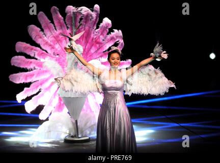 Shenzhen, la province chinoise du Guangdong. 2e oct, 2018. Sun Xiuzhi actrice de Sheyang county troupe acrobatique effectue lors d'un concours national de magie de l'acrobatie en Chine Chrysanthème Golden Awards à Shenzhen, province du Guangdong en Chine du sud, le 2 octobre 2018. La finale du concours de magie a commencé lundi à Shenzhen. Credit : Wei Hai/Xinhua/Alamy Live News Banque D'Images