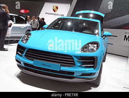 Paris, France. 09Th Oct, 2018. La nouvelle Porsche Macan sera présenté à la Salon International de l'Automobile de Paris sur la 1ère journée de la presse. À partir de 02.10. au 03.10.2018 les journées de presse aura lieu à l'Automobile de Paris. Il sera alors ouverte au public à partir de 04.10. à 14. Octobre. Credit : Uli Deck/dpa/Alamy Live News Banque D'Images