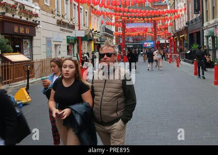 London,UK.2e oct 2018.uk weather. Les gens apprécient les rues de Londres malgré le temps nuageux.London,UK. Credit:Ed Brown/Alamy Live News Banque D'Images