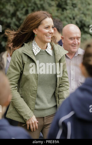 Londres, Royaume-Uni. 2 octobre, 2018. La duchesse de Cambridge s'arrête pour parler à une jeune équipe de hockey à Paddington Recreation Ground après sa visite à l'école forestière et Sayers Croft Wildlife Garden. C'était son premier solo d'engagement du public, son retour d'un congé de maternité après la naissance du Prince Louis, le 23 avril. Crédit : Chris Aubrey/Alamy Live News Banque D'Images