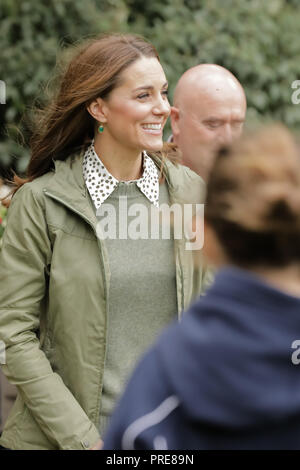 Londres, Royaume-Uni. 2 octobre, 2018. La duchesse de Cambridge s'arrête pour parler à une jeune équipe de hockey à Paddington Recreation Ground après sa visite à l'école forestière et Sayers Croft Wildlife Garden. C'était son premier solo d'engagement du public, son retour d'un congé de maternité après la naissance du Prince Louis, le 23 avril. Crédit : Chris Aubrey/Alamy Live News Banque D'Images