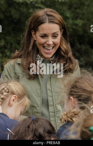 Londres, Royaume-Uni. 2 octobre, 2018. La duchesse de Cambridge s'arrête pour parler à une jeune équipe de hockey à Paddington Recreation Ground après sa visite à l'école forestière et Sayers Croft Wildlife Garden. C'était son premier solo d'engagement du public, son retour d'un congé de maternité après la naissance du Prince Louis, le 23 avril. Crédit : Chris Aubrey/Alamy Live News Banque D'Images