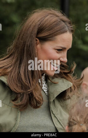 Londres, Royaume-Uni. 2 octobre, 2018. La duchesse de Cambridge s'arrête pour parler à une jeune équipe de hockey à Paddington Recreation Ground après sa visite à l'école forestière et Sayers Croft Wildlife Garden. C'était son premier solo d'engagement du public, son retour d'un congé de maternité après la naissance du Prince Louis, le 23 avril. Crédit : Chris Aubrey/Alamy Live News Banque D'Images