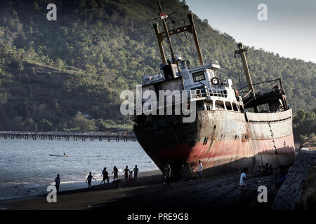 Naufrage sur plage à Ende, Flores, de Nusa Tenggara, en Indonésie Banque D'Images