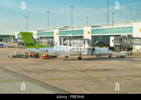 STOCKHOLM, Suède - le 12 juillet 2018 : Bombardier Q400 d'airBaltic est chargée au moment de l'Aéroport International Arlanda Banque D'Images