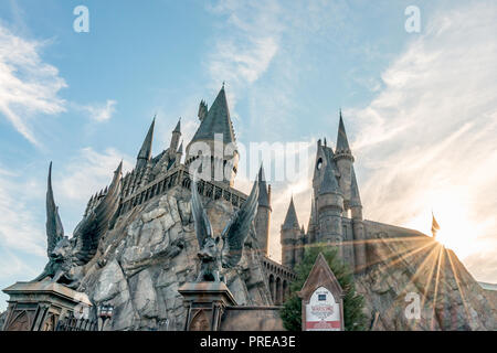 ORLANDO, FLORIDE, Etats-Unis - Décembre 2017 : Le Château de Poudlard et Harry Potter Hogsmeade, le monde magique de Harry Potter, à l'île de l'aventure, University Banque D'Images