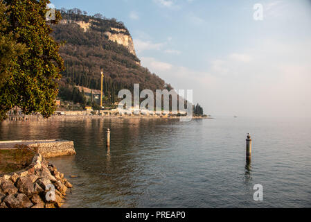 Coucher du soleil sur le lac, le lac de Garde, Italie Banque D'Images