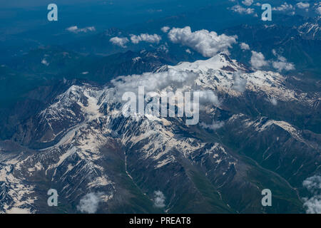 Vue aérienne de la montagne et la montagne Kazbek qui partiellement couvert par la neige sur le haut pendant l'été Banque D'Images