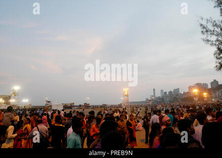 Vue de la foule sur CHOWPATTY SUR L'IMMERSION DE GANAPATI FESTIVAL À MUMBAI Banque D'Images