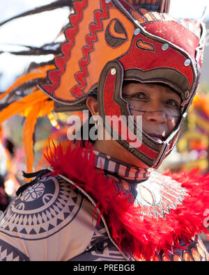 Femme vêtue comme un aigle aztèque warrior à un Latino Festival - USA Banque D'Images