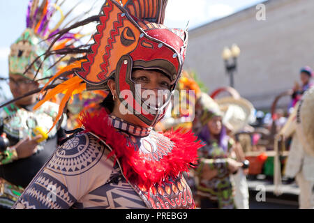 Femme vêtue comme un aigle aztèque warrior à un Latino Festival - USA Banque D'Images