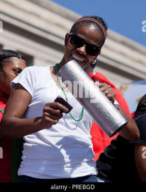 Femme jouant de l'afro-cubain metal guiro pendant un festival latino-américain - USA Banque D'Images