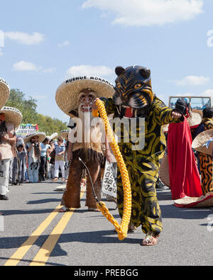 Danza de los Tecuanes (danse folklorique traditionnel mexicain) interprète en costume de tigre pendant 2018 Latino Festival National - Washington, DC USA Banque D'Images