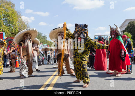 Danza de los Tecuanes (danse folklorique traditionnel mexicain) interprète en costume de tigre pendant 2018 Latino Festival National - Washington, DC USA Banque D'Images