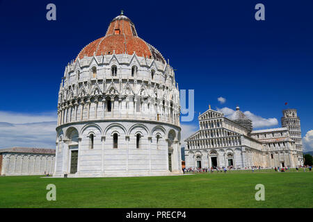 Piazza del Duomo à Pise, le baptistère et la Basilique, Italie Banque D'Images