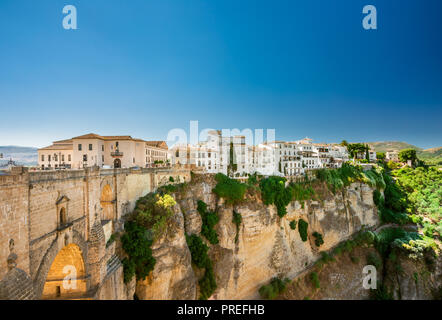 Ronda, Province de Malaga, Espagne. Tajo de Ronda est une gorge creusée par la rivière rio Guadalevin. Célèbre Pont et Village en journée ensoleillée. Banque D'Images