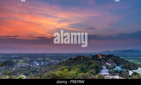 Wat Phrathat Doi Saket avec soleil colorés Ciel et nuages. Chiang Mai, Thaïlande. Banque D'Images