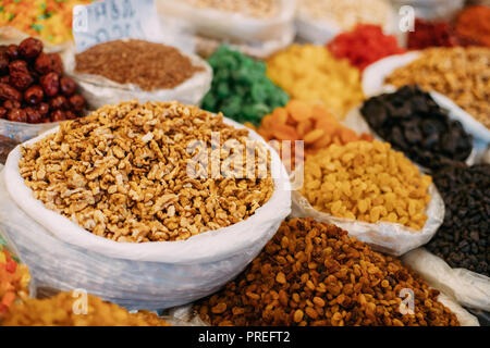 Tbilissi, Géorgie. Fermer la vue de Persian English noyer commun (Juglans regia) en sac sur vitrine de produits locaux du marché. Banque D'Images