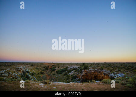 Entrée de la grotte de Cocklebiddy plaine du Nullarbor, Australie occidentale Banque D'Images