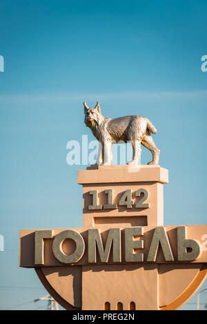 Gomel, Bélarus. Stella avec nom de la ville de Gomel, la Date de création et la statue d'un Lynx - un symbole de la ville. Banque D'Images