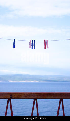 Linge suspendu à la corde à linge. Dans l'arrière-plan est la mer avec des vagues du vent et l'île de Brac en Croatie. Dans l'avant-plan est le bal Banque D'Images