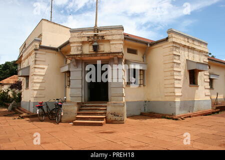 Un poste de police, construit en 1928 pendant la période coloniale, est situé sur la rue principale de la ville de Jinja, Ouganda. Banque D'Images