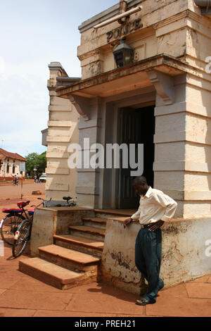 Un poste de police, construit en 1928 pendant la période coloniale, est situé sur la rue principale de la ville de Jinja, Ouganda. Banque D'Images