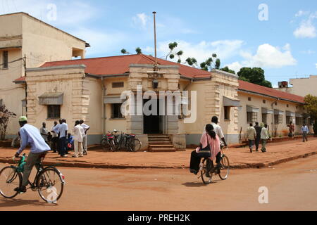 Un poste de police, construit en 1928 pendant la période coloniale, est situé sur la rue principale de la ville de Jinja, Ouganda. Banque D'Images