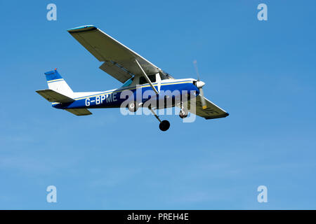 Cessna 152, à l'atterrissage à l'Aérodrome de Wellesbourne, Warwickshire, UK (G-BPME) Banque D'Images