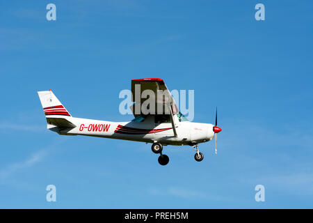 Cessna 152, à l'atterrissage à l'Aérodrome de Wellesbourne, Warwickshire, UK (G-OWOW) Banque D'Images