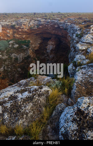 Entrée de la grotte de Cocklebiddy plaine du Nullarbor, Australie occidentale Banque D'Images