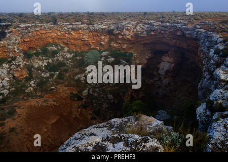 Entrée de la grotte de Cocklebiddy plaine du Nullarbor, Australie occidentale Banque D'Images