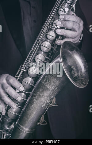 Saxophoniste de jazz instrumental. Saxophone Alto instrument de musique close up. Image en noir et blanc Banque D'Images