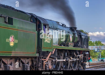 Vue latérale de la locomotive à vapeur britannique d'époque 34027 Taw Valley & Tender, au départ de la gare ferroviaire historique de Kidderminster sous un soleil d'automne glorieux. Banque D'Images