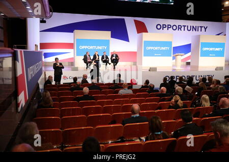 Des rangées de sièges vides dans la salle principale au cours de la conférence annuelle du parti conservateur à l'International Convention Centre, Birmingham. ASSOCIATION DE PRESSE Photo. ASSOCIATION DE PRESSE Photo. Photo date : mardi 2 octobre 2018. Voir histoire de PA principal conservateur. Crédit photo doit se lire : Aaron Chown/PA Wire Banque D'Images