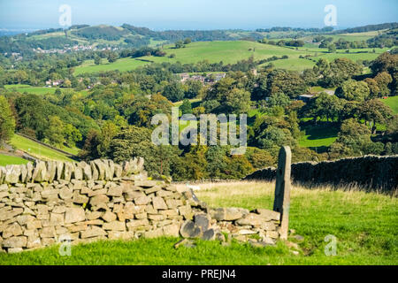 Collines et de champs près du village de Rainow dans Cheshire, Peak District National Park Banque D'Images