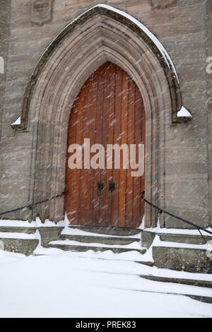 Porte de Rhu et Église paroissiale de Shandon dans la neige avec la neige qui tombe. Banque D'Images