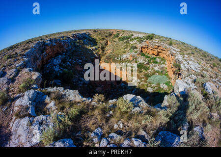 Entrée de la grotte de Cocklebiddy plaine du Nullarbor, Australie occidentale Banque D'Images