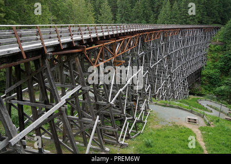 Pont sur chevalets Kinsol sur l'île de Vancouver, Canada Banque D'Images