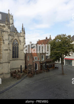 Les petits bâtiments médiévaux à côté de la grande église de Breda. Banque D'Images