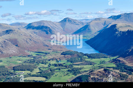 Les fells et Wastwater et les montagnes du parc national de Lake District, tourné à partir de l'air, au nord ouest de l'Angleterre, Cumbria, Royaume-Uni Banque D'Images