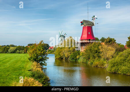 Les moulins à vent jumeaux au village de Greetsiel, Frise orientale, Basse-Saxe, Allemagne Banque D'Images