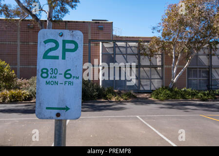 A 2P parking minimal dans un parking en Australie. Parking gratuit et d'autres panneaux routiers visés par les lignes directrices de la Commission de transport nationale australienne Banque D'Images