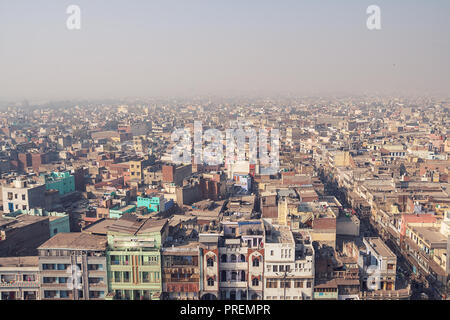 Vue sur les bâtiments de New Delhi par temps clair. La capitale indienne et une grande ville métropolitaine avec 11 districts. C'est l'une des plus anciennes villes du monde. Banque D'Images