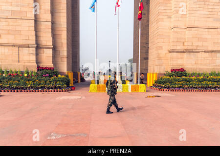 New Delhi, Inde, le 27 janvier 2018 : soldats debout à AMAR JAWAN Memorial à la porte de l'Inde à Delhi en Inde. Banque D'Images